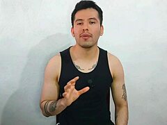 Jovencito twink de 21años le da sexo oral a la polla enorme gruesa del tío de su mejor amiga se come su leche