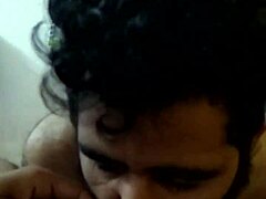 इंडियन मुस्लिम लड़का डीप थ्रोट एक्शन में मास्टर बन गया।