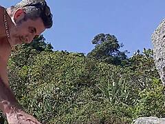 muita putaria com safados na famosa praia brasileira!