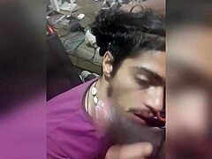 व्हीलचेयर वाला वियाडिन्हो पब्लिक आउटडोर सीन में ह्यूज ब्लैक कॉक चूसता है