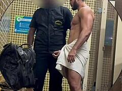 पब्लिक टॉयलेट में स्टीमी एमेच्योर ब्लोजॉब एक्शन