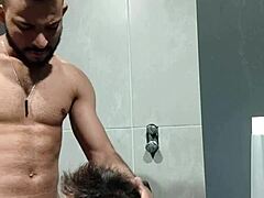 दोस्त, वर्कआउट के दौरान मुझे घूरता रहा, तो मैंने उसे बाथरूम ले जाकर चूसवाया!