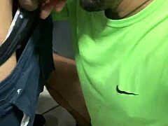 बाथरूम में मोटा लंड वाला हॉट लड़का चूसा गया, लगभग पकड़ा!