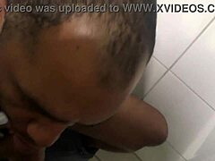 सुपरमार्केट बाथरूम में ब्लोजॉब से क्विक स्ट्रेस रिलीफ