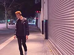 हेय, ये हंग टीन 18+ बस स्टॉप पर देखा?