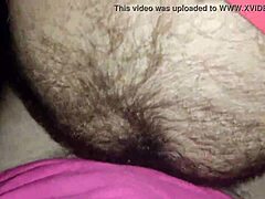 रोडवेयर के बाथरूम में बालों वाला शादीशुदा आदमी को चोदना