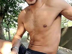 बड़ा एमेच्योर लंड का सोलो एक्जीबिशन