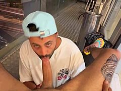 मिडिल ईस्टर्न स्टड को बालकनी पर आउटडोर ब्लोजॉब मिला