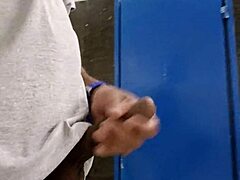 cheio de tesão no banheiro público, cara. quem quer pegar esse pauzão comigo agora?