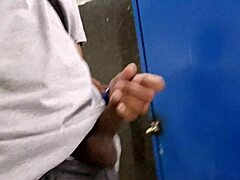 cheio de tesão no banheiro público, cara. quem quer pegar esse pauzão comigo agora?