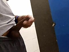 cheio de tesão no banheiro público, cara. quem quer pegar esse pauzão comigo agora?