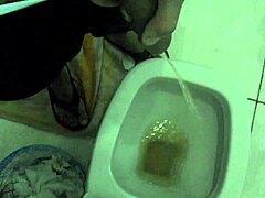 बाथरूम में सोलो मोमेंट कैम पर कैद