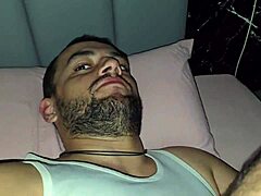 गेमिंग बेड पर सीधा लड़का गे से सेड्यूस होकर चुदाई में पड़ गया