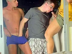 नर्ड दो ह्यूज कॉक्स ले कर कम शॉवर पाता है