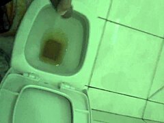 बाथरूम में सोलो मोमेंट कैम पर कैद