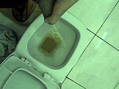 बाथरूम में सोलो मोमेंट कैम पर कैद