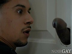 गर्म शॉवर में बिग ब्लैक कॉक पर जासूसी करते हुए पकड़ा गया