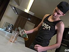 स्ट्रेट कॉलेज बॉय चेक ट्विंक से एपिक हैंडजॉब का मजा लेता है!