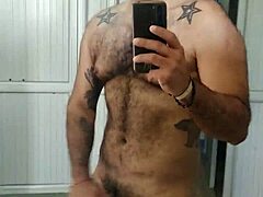 हैल याह! पूल बाथरूम में सोलो जर्क!