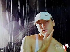 हॉट 18+ टीनेक नग्न डांस करता है शॉवर में वेट बल्ज के साथ