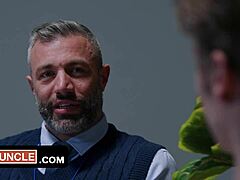 डैडी के साथ पहली बार क्यूट थ्रीसम बबल बट एक्शन में?