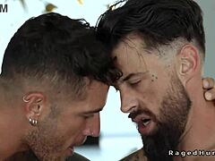 बेयरबैक गे ऐनल थ्रीसम रॉ ग्रुप एनर्जी के साथ