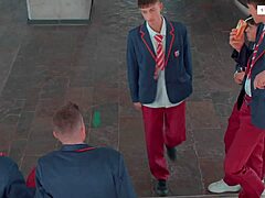 अरे, ये ब्लॉन्ड ट्विंक कॉलेज शॉवर सीन में देखो