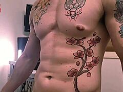 जोनास मैट फेडे टैटू को फोड़ता है, कैमरामैन भी जुड़ जाता! 😈