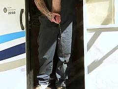 ट्रेलरट्रैशबॉयज डोम उली और डैनी टोरो लॉकर रूम में जोर से बैंग करते हैं