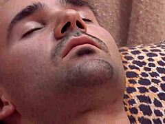 यंग 18+ सोलो गे स्टड मॉन्स्टर लंड से एनल मजा लेता है, फेशियल कमशॉट के साथ खत्म