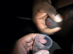 coletando porra do negão fisiculturista