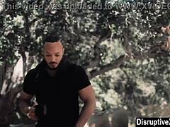 शादीशुदा लड़का गे हंक को आउटडोर में चोदते हुए देखता है