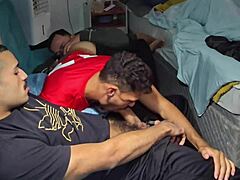 फ्रेंड्स सिनेमा नाइट वाइल्ड ऑर्गी में बदल गई, निपल फ्लैशिंग के साथ