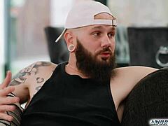 अपने दोस्त को पहली बार चोदने में मदद करो!