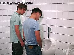 ट्विंक्स रेस्ट रूम में फकिंग ब्लैक डाड और यूरोपियन फीट एक्शन के साथ