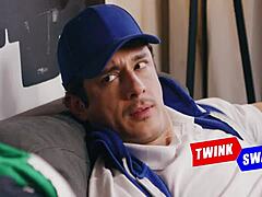 ट्विंक्स सौतेल दादाओं को रिमजॉब और बेयरबैक गैंगबैंग मारते हैं