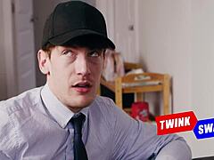 ट्विंक्स सौतेल दादाओं को रिमजॉब और बेयरबैक गैंगबैंग मारते हैं