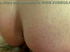 वो दो लंडों के लिए झुक गया, बेयरबैक डीप गांड पाउंडिंग होममेड में