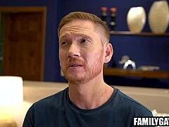 स्टीप डैडी ट्विंक को रिमजॉब से टैबू बेयरबैक गे चुदाई में बहकाता